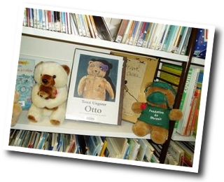ours dans la bibliothèque à Ameugny